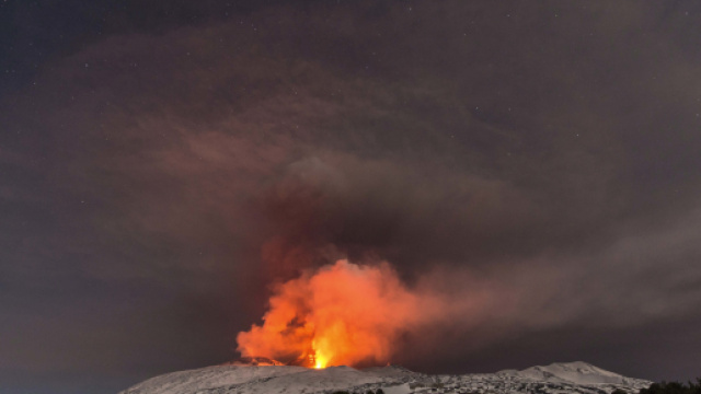 Il Monte Etna erutta ma si esclude un collegamento con gli altri vulcani.