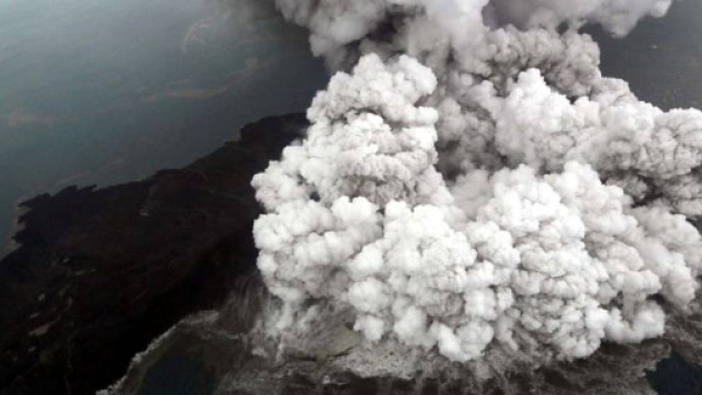 Indonesia, le autorit&agrave; temono un nuovo tsunami, potrebbero crollare i fianchi del vulcano
