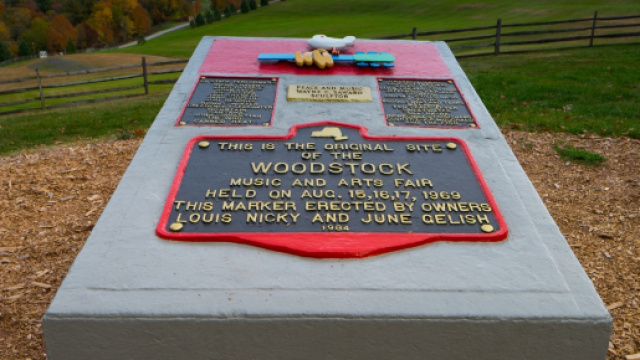 Lapide celebrativa per ricordare il luogo dove si &egrave; tenuto il festival di Woodstock