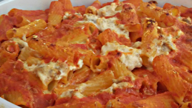 Pasta al forno con ricotta salsiccia e mozzarella - | Pasta ... - pinterest.com