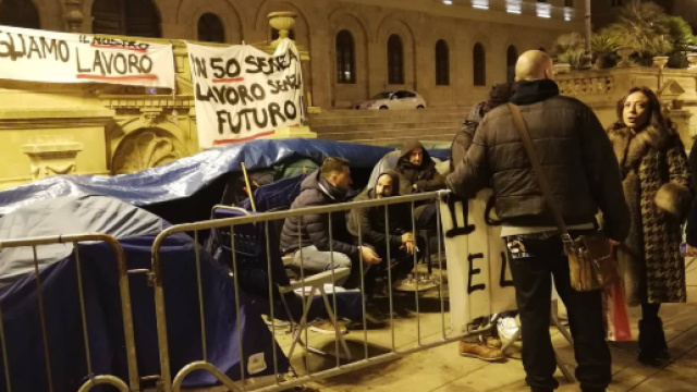 Sassari, undicesima notte al freddo per ex dipendenti Aou e Ats - Fonte: Pietro Serra