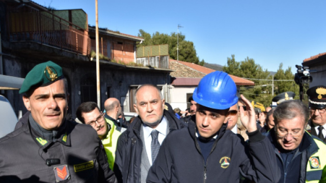 Di Maio in Sicilia con la maglia della Protezione Civile (ph. Il Giornale.it)
