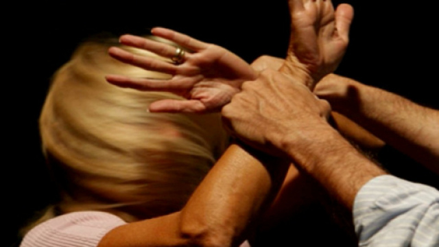 Roma, arrestato marito violento: picchiava e minacciava la moglie | gds.it