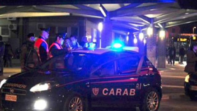 Tre donne litigano per lo stesso uomo: alla cena di Natale scoppia la maxi rissa - Il Mattino