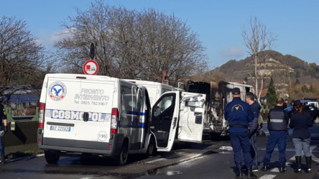 Assalto al portavalori: fiamme, spari e terrore sul Raccordo - Foto primativvu.it.
