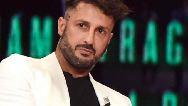 Fabrizio Corona nel caos: insulto omofobo in diretta tv e perdita di un dente su Instagram.