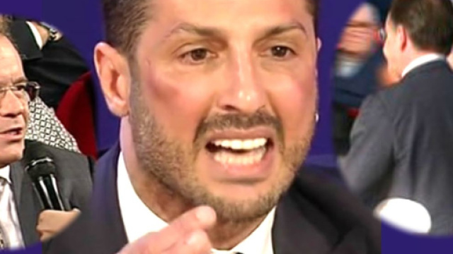 FABRIZIO CORONA URLA CONTRO CECCHI PAONE