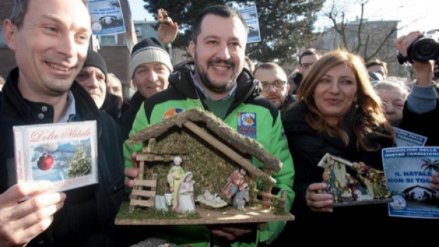 La crociata di Matteo Salvini in difesa del presepe