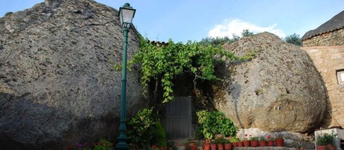 The village of Monsanto, one of the unusual destinations in Portugal. [Image Concierge.2C/Wikimedia]