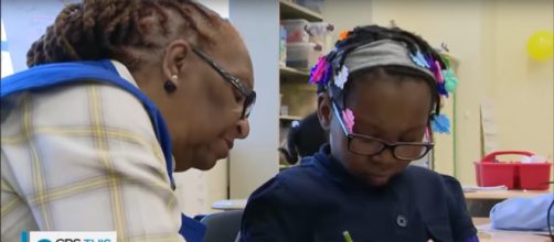 Foster grandmothers in Washington DC classrooms make a lasting difference with love. [Image source: CBSThisMorning-YouTube]