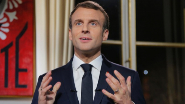 Le pr&eacute;sident Macron, exalt&eacute;, debout et pr&ecirc;t au combat politique lors de ses voeux.