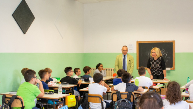 Aula scolastica con alunni e insegnante