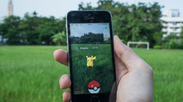 Inghilterra, ragazzo gioca a Pokemon Go in stazione e cade sui binari: una gamba amputata