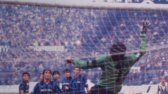 Juventus-Inter 2-0 del 18 dicembre 1983: Walter Zenga vola a respingere un calcio di punizione di Michel Platini