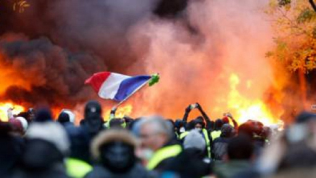 Macron cede, i Gilet gialli hanno vinto