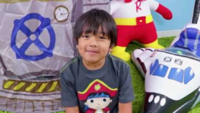 Bambino di 7 anni guadagna 22 milioni di dollari in un anno con Youtube