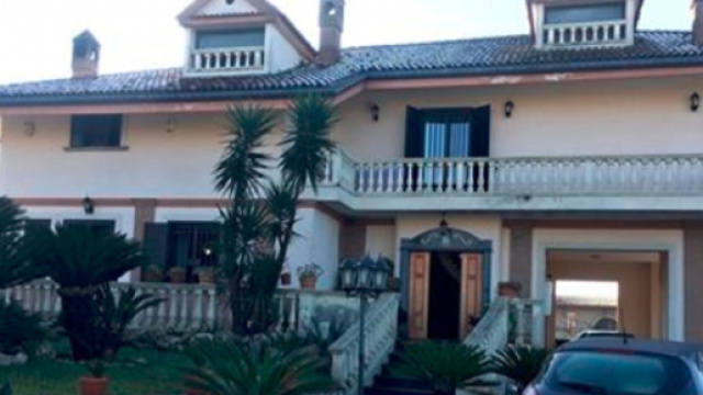 Campania, famiglia sequestrata e rapinata in casa da banda di stranieri - Il Mattino