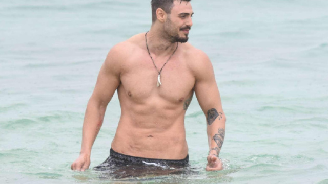 Isola dei famosi", e adesso sfilano gli uomini: pettorali in ... - mediaset.it