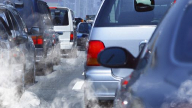 Nuove tasse per auto le inquinanti e incentivi per le auto elettriche: le novit&agrave; nella manovra