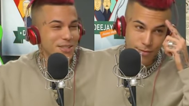 Sfera Ebbasta durante l'intervista a Radio Dejay