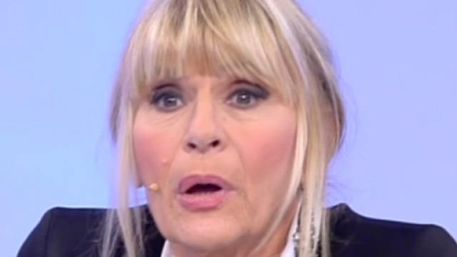 Uomini e Donne: Denise lancia una bottiglietta contro Sebastiano, Gemma bacia Rocco