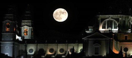 Catedral de la Almudena de noche.