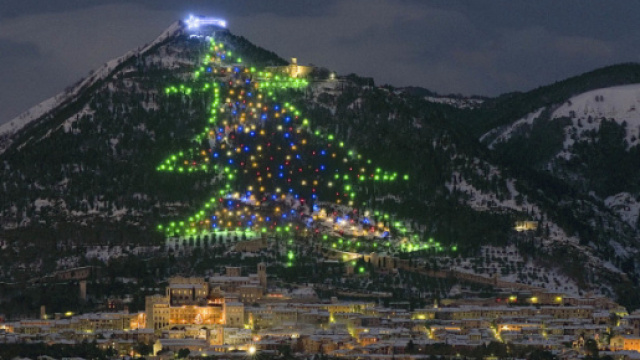 Accensione dell'albero di Natale a Gubbio 2018: venerd&igrave; 7 dicembre - borgosantangelo.it