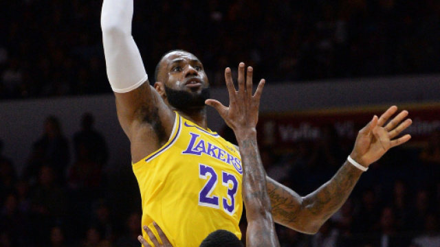 Billionaire Warren Buffett praises LeBron James for his 'money mind' - usatoday.com