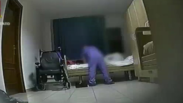 Botte e insulti alla casa di riposo, i carabinieri filmano tutto