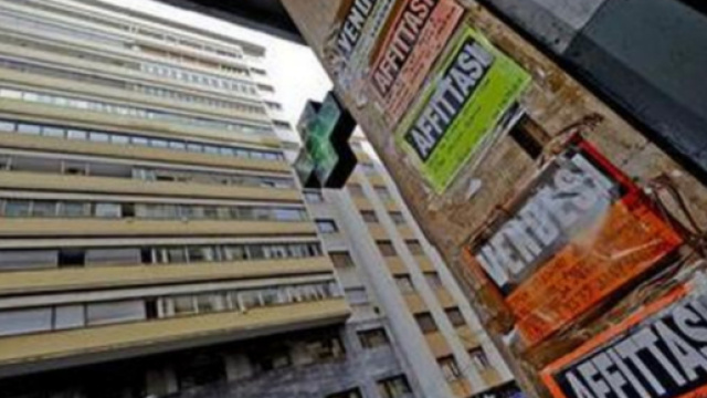 I romeni gli occupano la casa, lui costretto a vivere in garage ... - fidelityhouse.eu