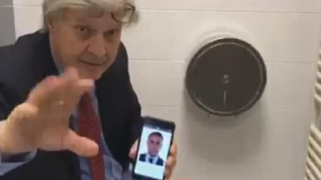 Vittorio Sgarbi in pensione senza aver lavorato