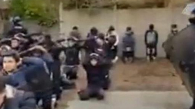 Francia, studenti francesi obbligati dalla Polizia a mettersi in ginocchio.