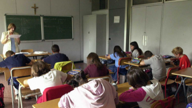 Gela, evade dagli arresti domiciliari per picchiare docente del figlio: arrestato | gds.it