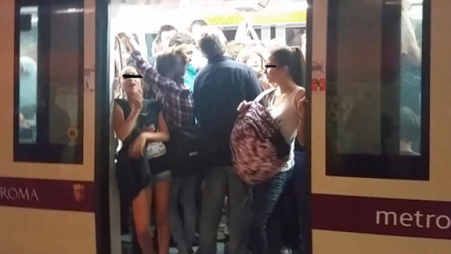Giovani ladre rom sulla metropolitana di Roma