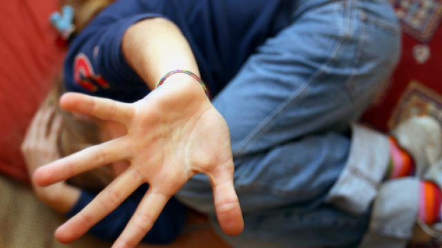 Macerata, i genitori non sono in casa: lui abusa di bimba di 11 anni.