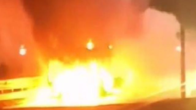 Roma, autobus a fuoco sulla Pontina, l'autista esce dal finestrino.