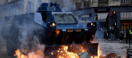 Blindado de la Gendarmer&iacute;a atravesando una barricada en Par&iacute;s. Foto: Bertrand Guay | AFP