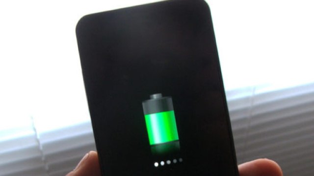 Una ricerca scientifica americana sta sviluppando una batteria che ricarica ogni due settimane qualsiasi device, compreso gli smartphone