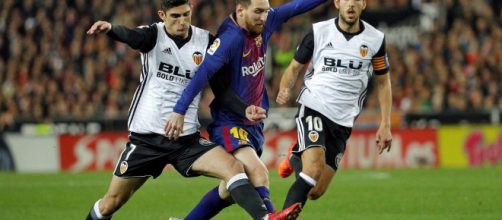 El Valencia resiste en la Liga ante la indignaci&oacute;n del Barcelona