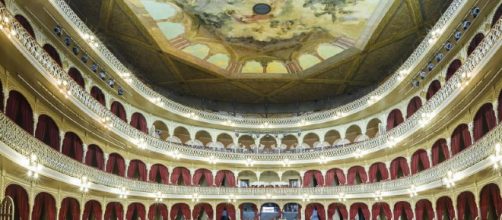 Imagen del interior del Gran Teatro Falla donde se celebra el el Concurso oficial de agrupaciones carnavalescas de C&aacute;diz