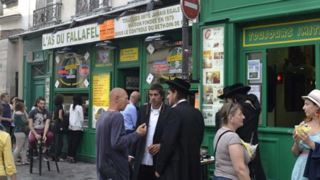 Alcuni membri della comunit&agrave; ebraica di Parigi