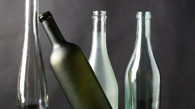 Bottiglie di plastica stop della Ue