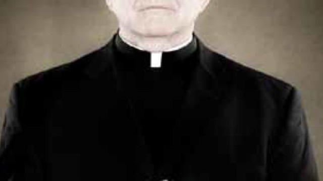 Un prete tiene in mano il rosario