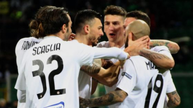 Nella foto, della Lega B, i calciatori del Foggia esultano dopo il gol dell'1-1 segnato da Duhamel