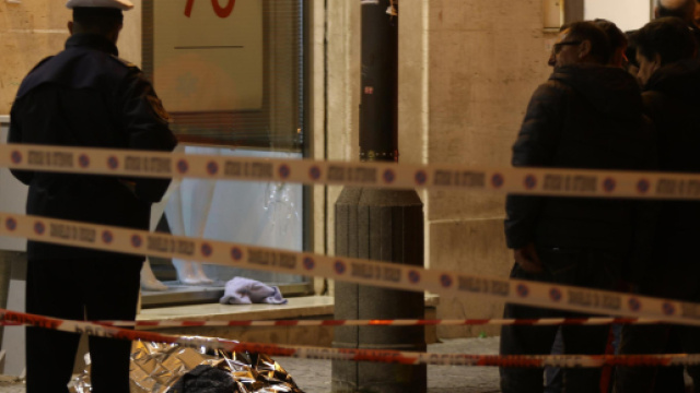 Una rapina a una gioielleria di Frattamaggiore, Napoli, ieri &egrave; finita nel sangue: un malvivente &egrave; stato ucciso dal gioielliere.