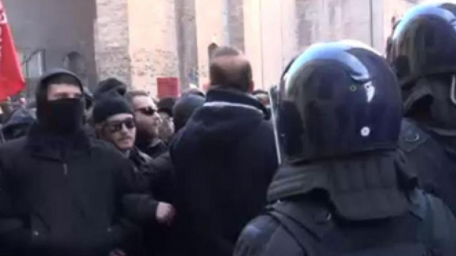 Un'immagine degli scontri di Piacenza tra carabinieri e manifestanti anti Casapound