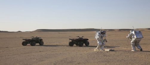 Los astronautas trabajan en el desierto Om&aacute;n para la misi&oacute;n del hombre a Marte