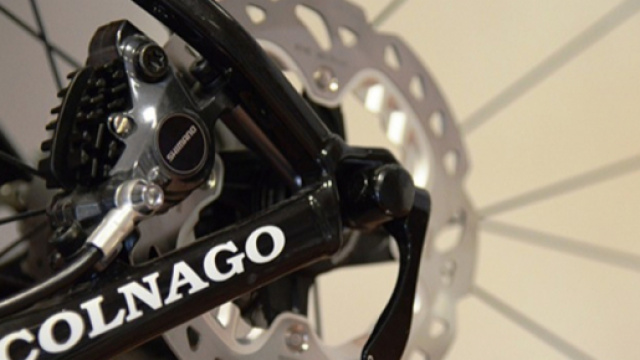 I freni a disco sono stati portati nel ciclismo su strada da Colnago