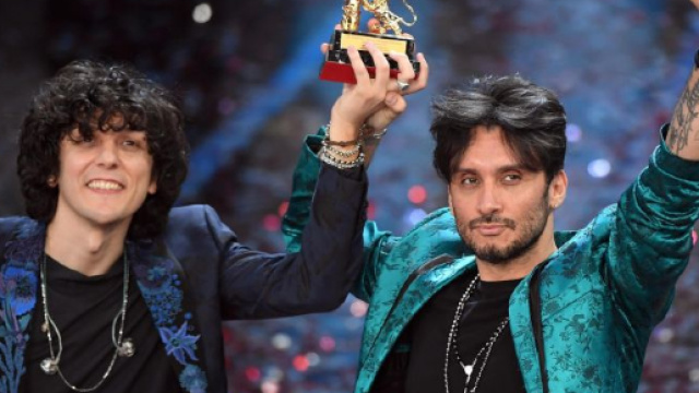 I vincitori con il premio di Sanremo in mano