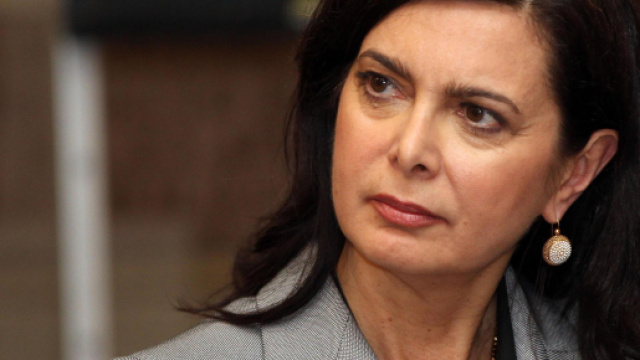 In alto, Laura Boldrini, politico italiano